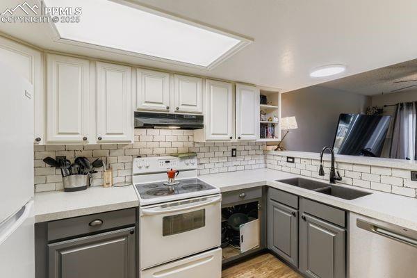 Image 9 of 27: Kitchen