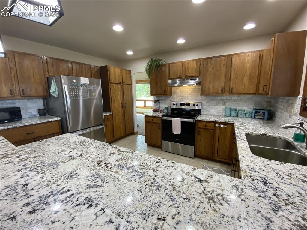 Image 24 of 48: With stainless steel + black matching appliances