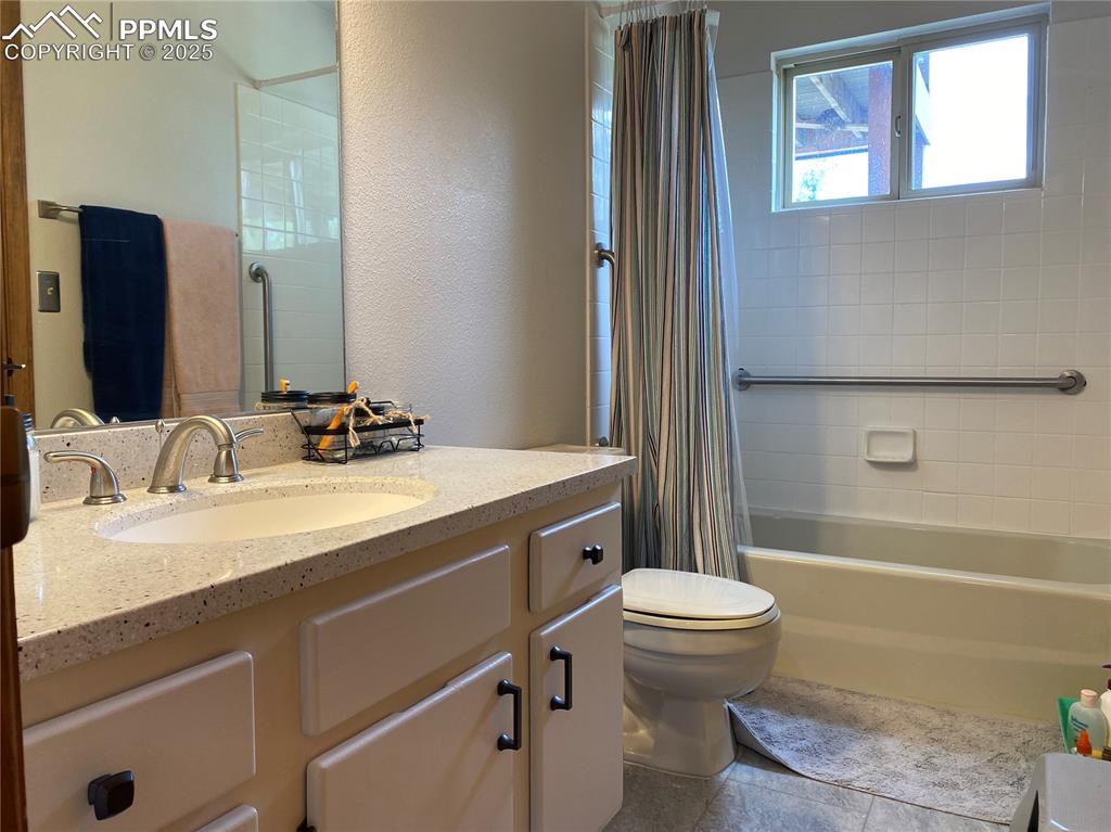 Image 36 of 48: The full bathroom adjoins that first bedroom