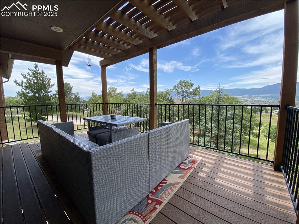 Image 4 of 48: Indoor and outdoor spaces for relaxing