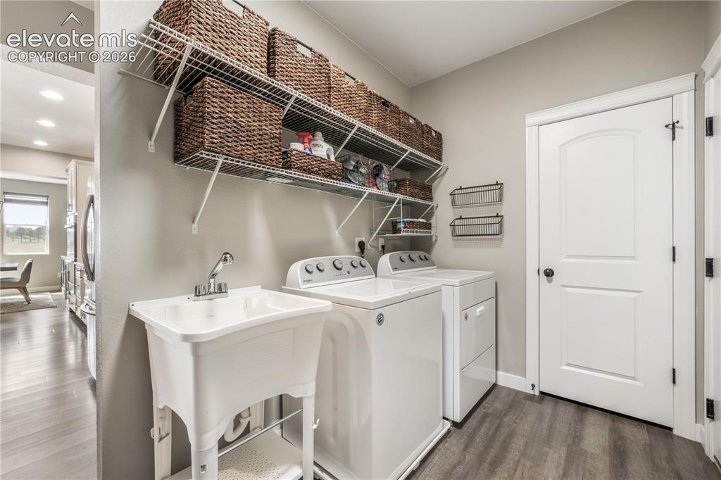 Image 26 of 50: Large soaking tub