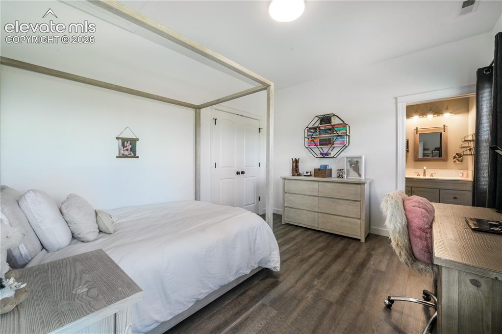 Image 32 of 50: Main level secondary suite with LVP flooring