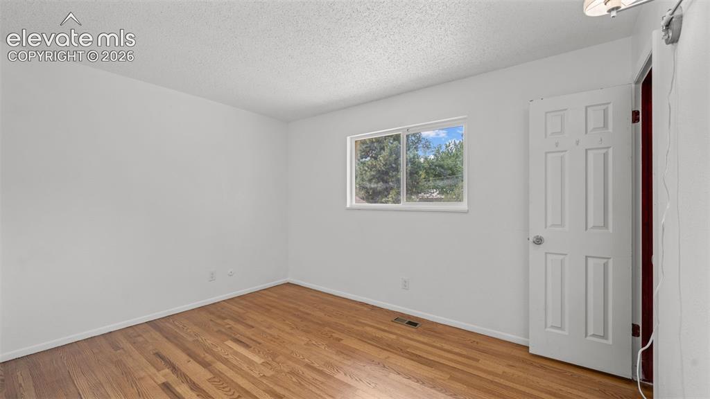 Image 14 of 27: Bedroom