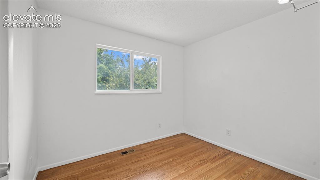 Image 15 of 27: Bedroom