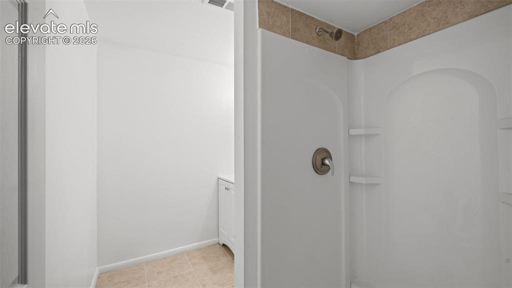 Image 20 of 27: Bathroom