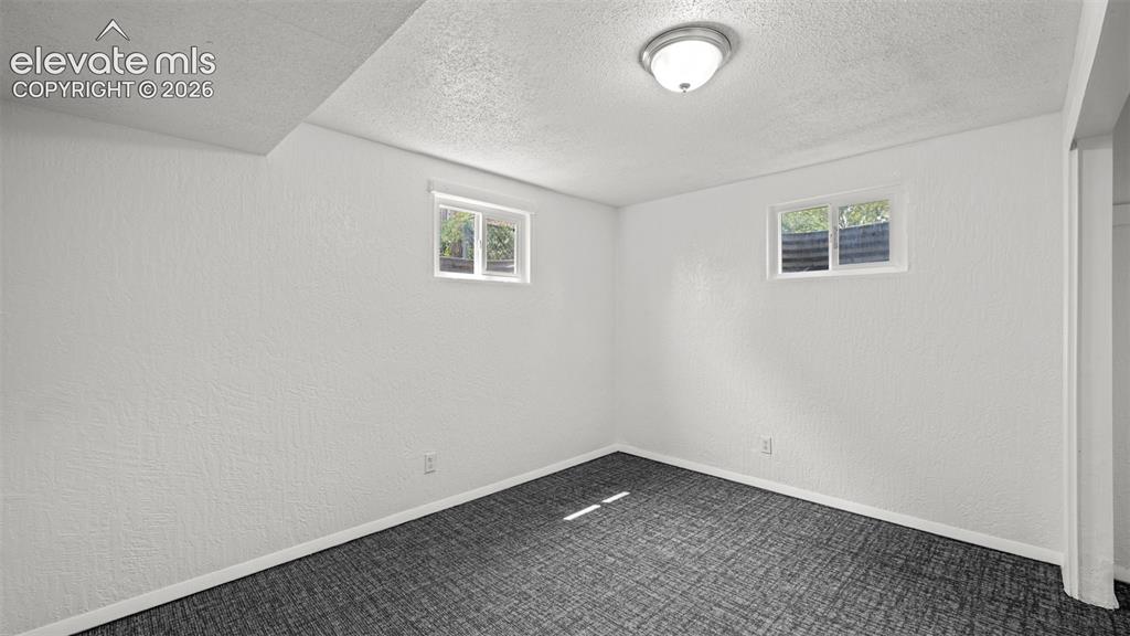 Image 21 of 27: Bedroom