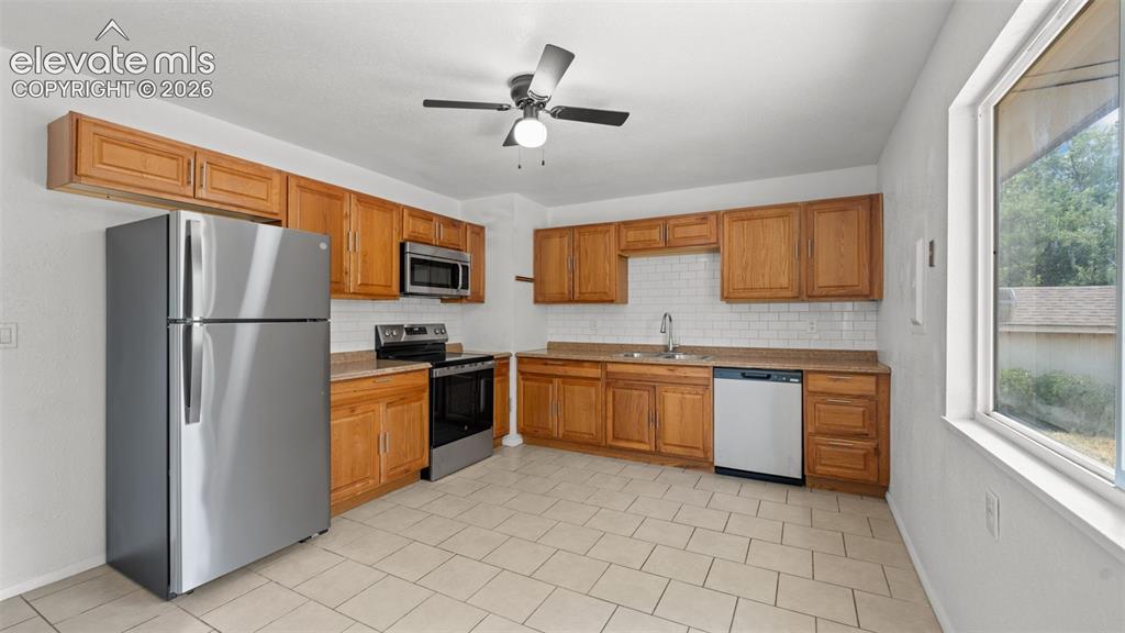 Image 8 of 27: Spacious eat-in Kitchen