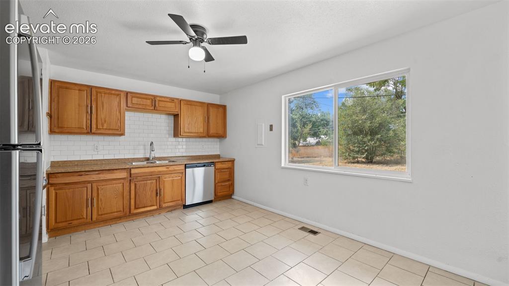 Image 9 of 27: Kitchen