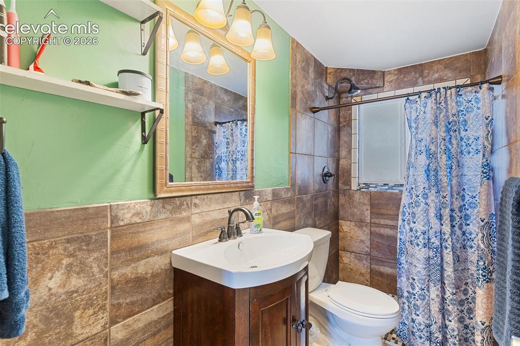 Image 19 of 36: Bathroom
