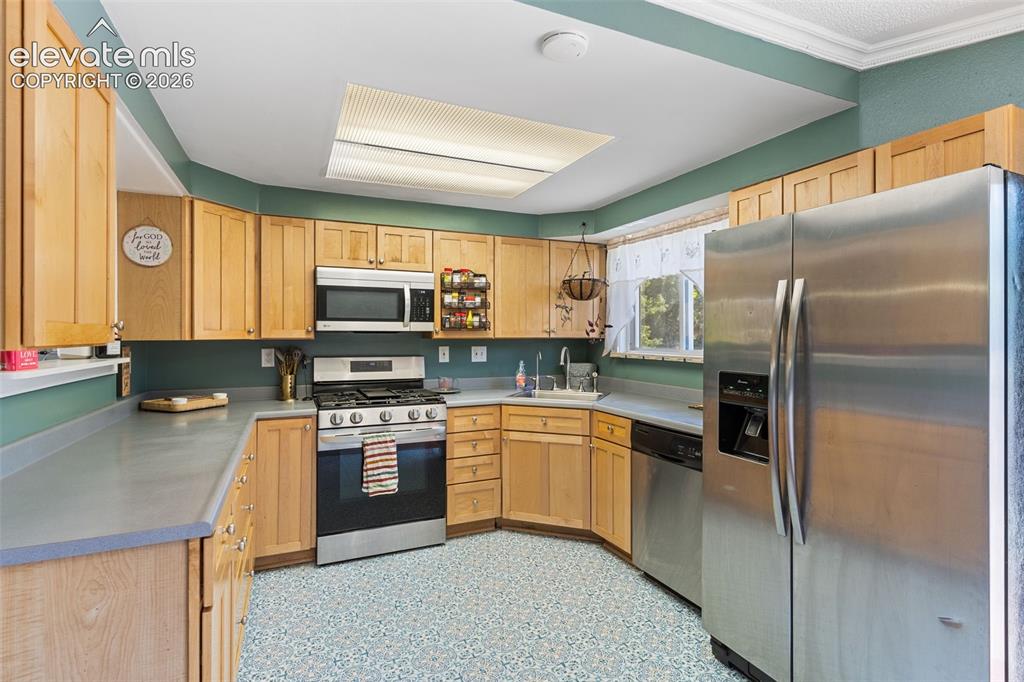 Image 22 of 36: Kitchen