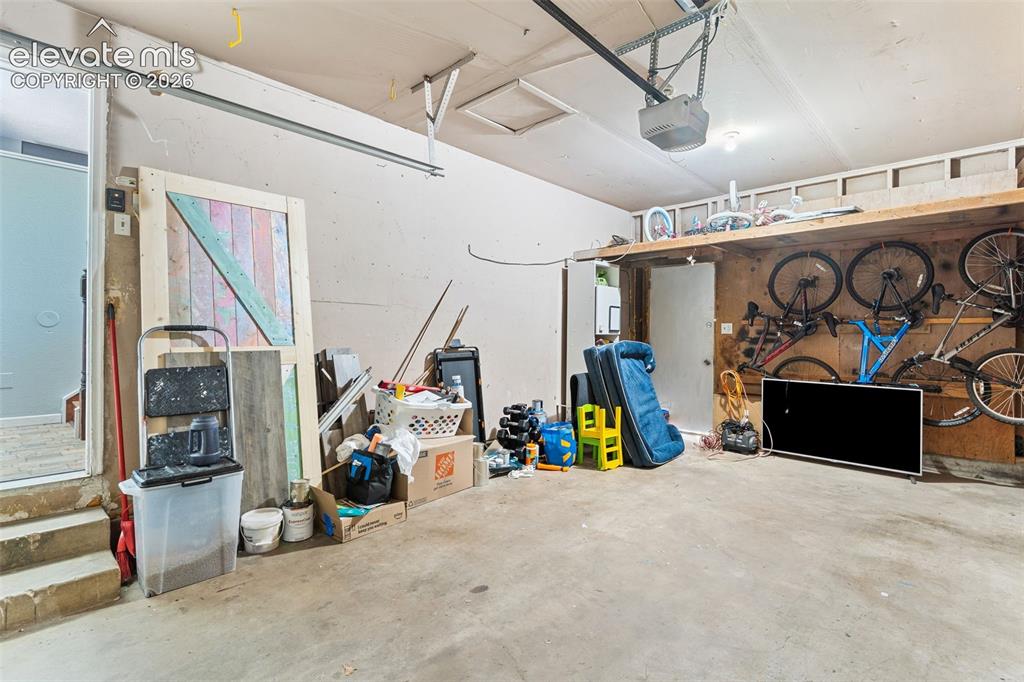 Image 34 of 36: Garage