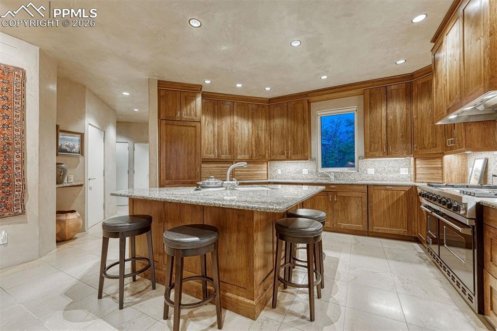 Image 11 of 50: Kitchen