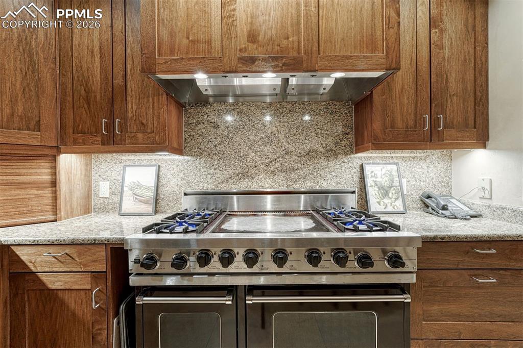 Image 13 of 50: Kitchen