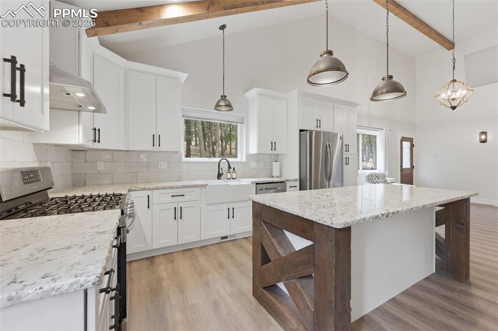 Image 11 of 30: Living Room