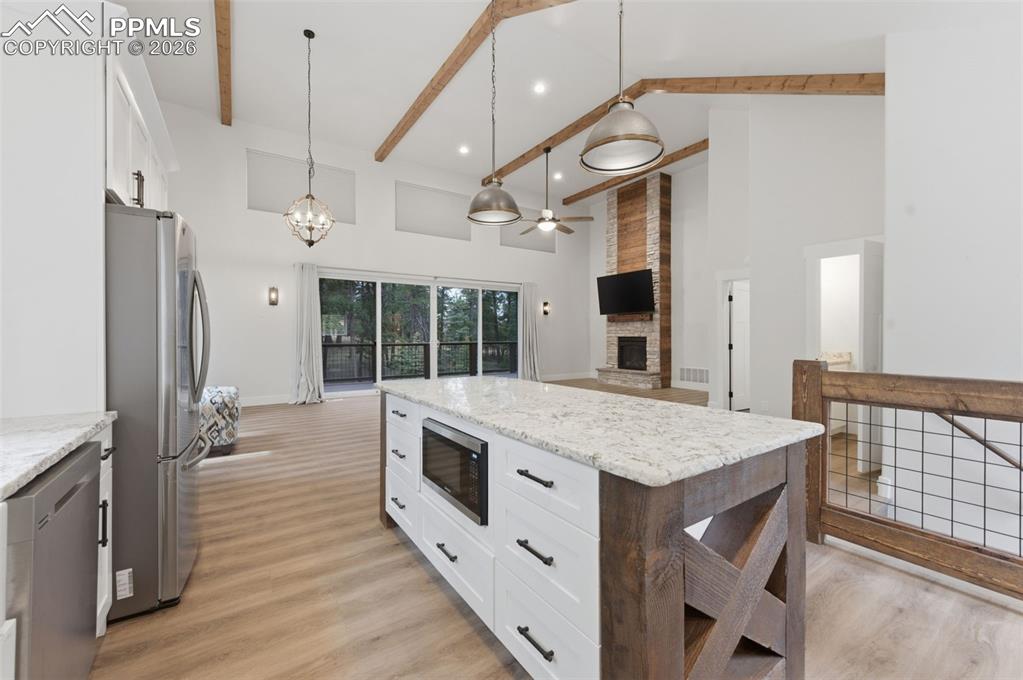 Image 12 of 30: Kitchen