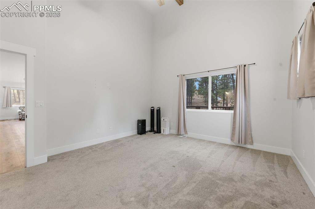 Image 13 of 30: Kitchen