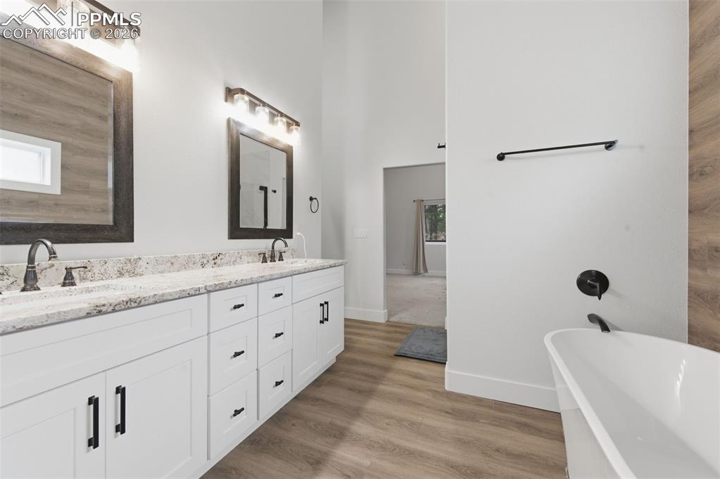 Image 16 of 30: Bedroom