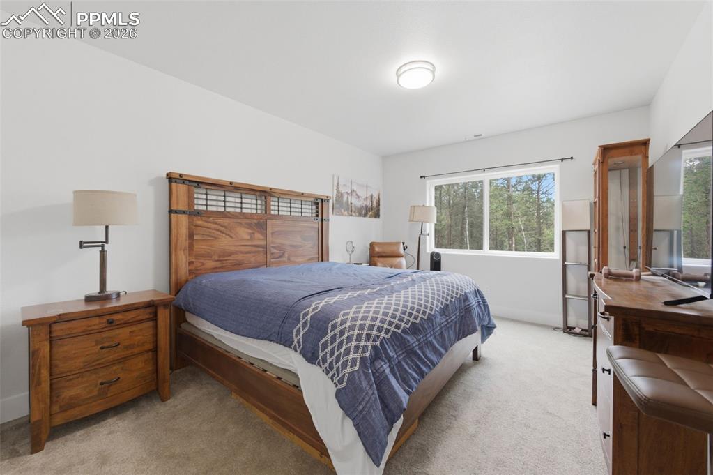 Image 20 of 30: Closet