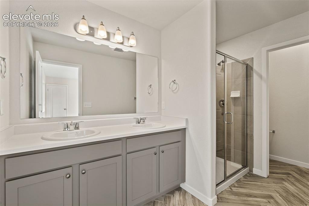 Image 17 of 18: Bathroom