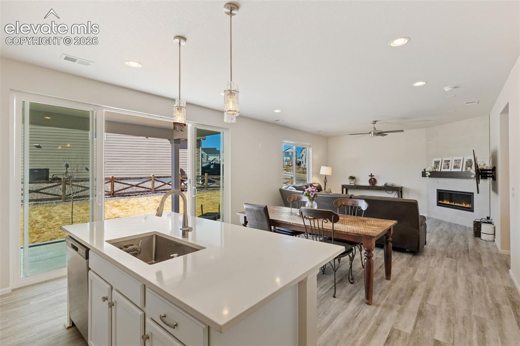 Image 7 of 27: Kitchen