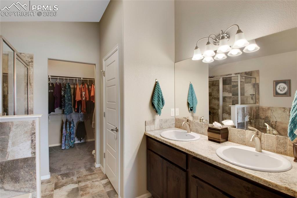 Image 19 of 43: Bathroom