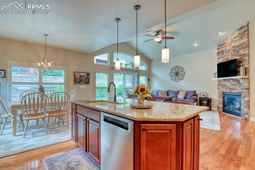 Image 15 of 42: Kitchen