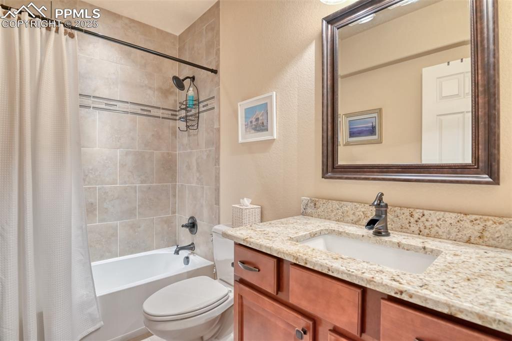 Image 36 of 42: Bathroom