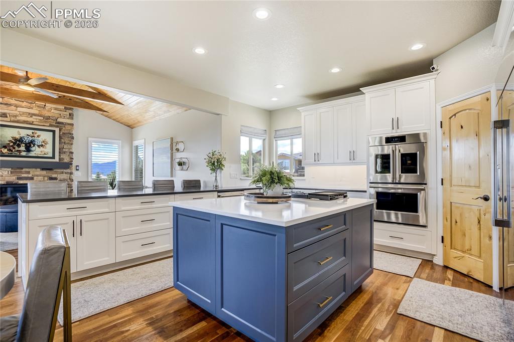 Image 11 of 50: Kitchen