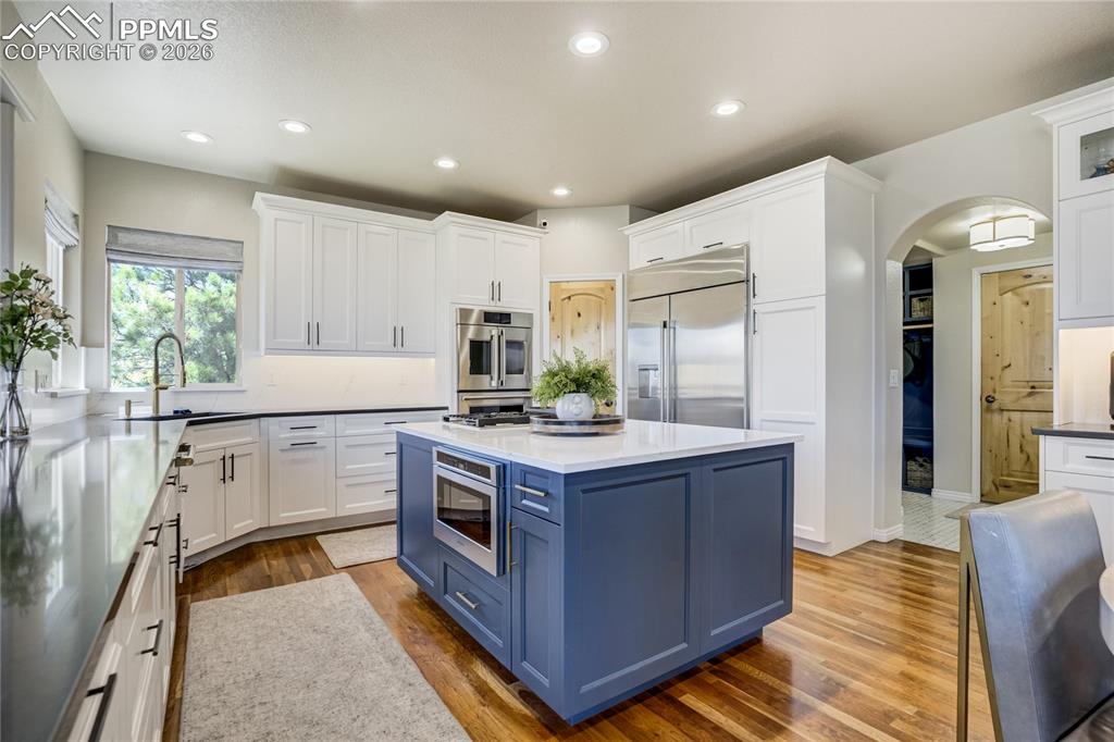 Image 12 of 50: Kitchen