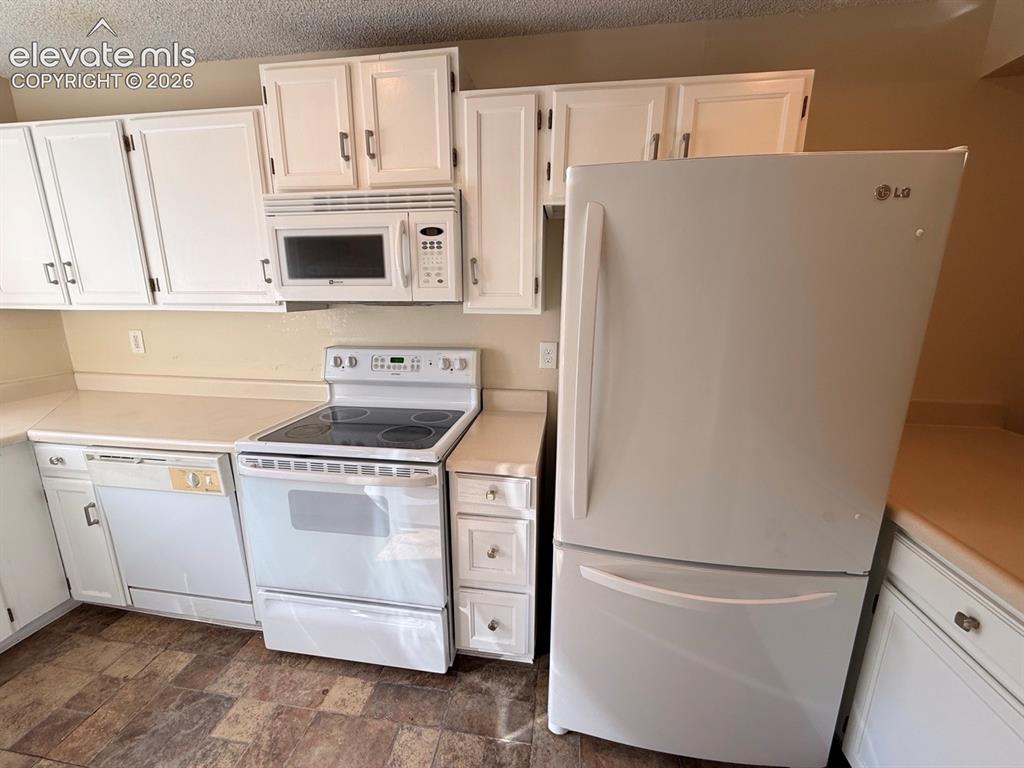 Image 5 of 23: Kitchen