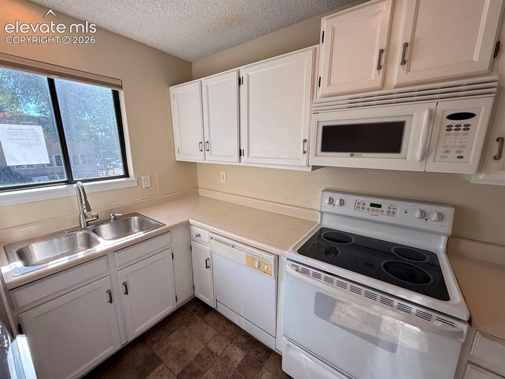 Image 6 of 23: Kitchen