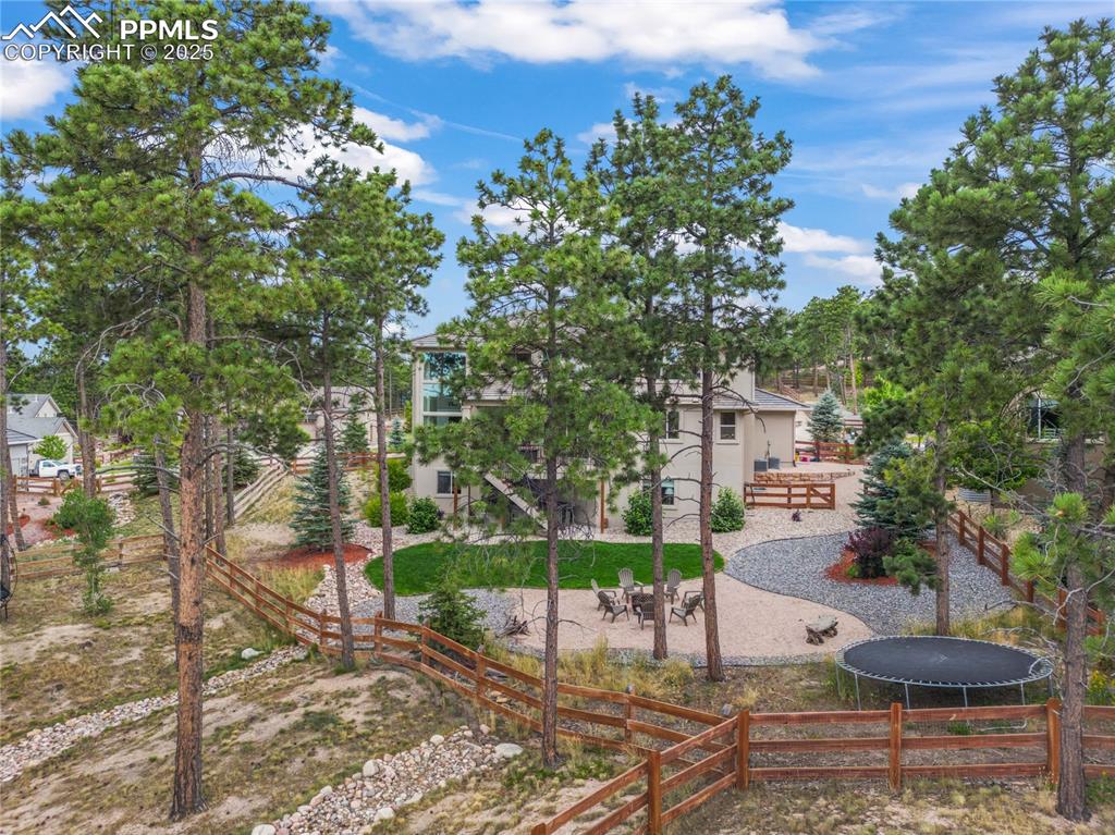 Image 45 of 46: Yard