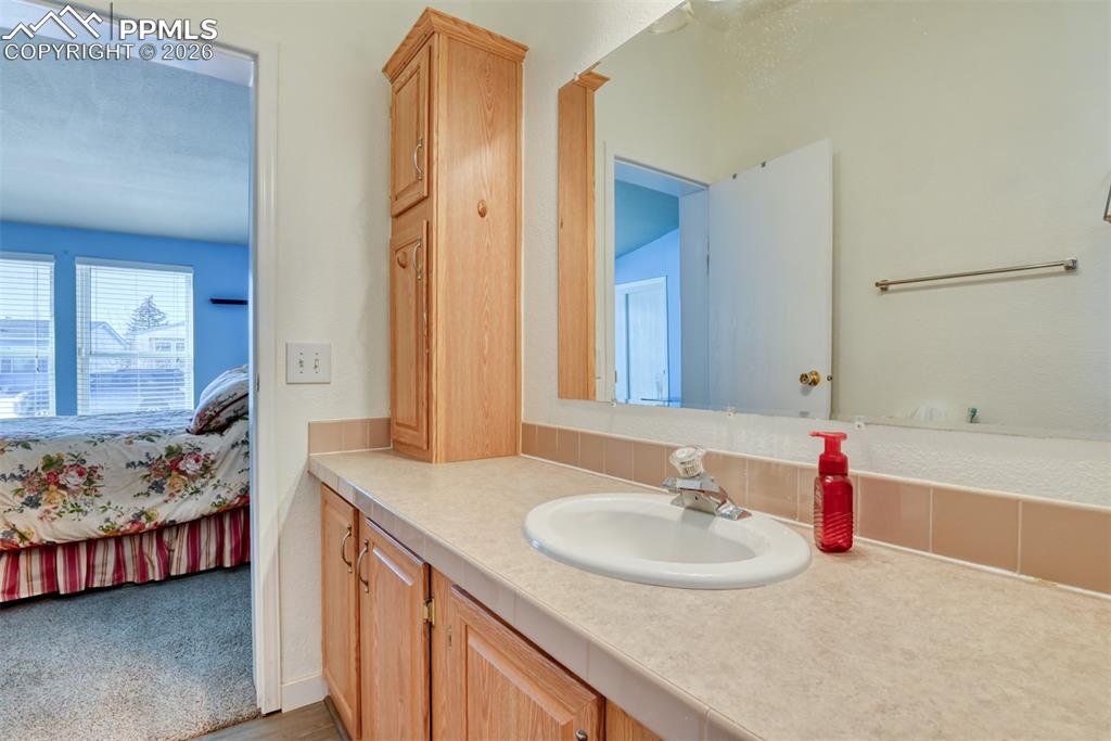 Image 23 of 37: Bathroom