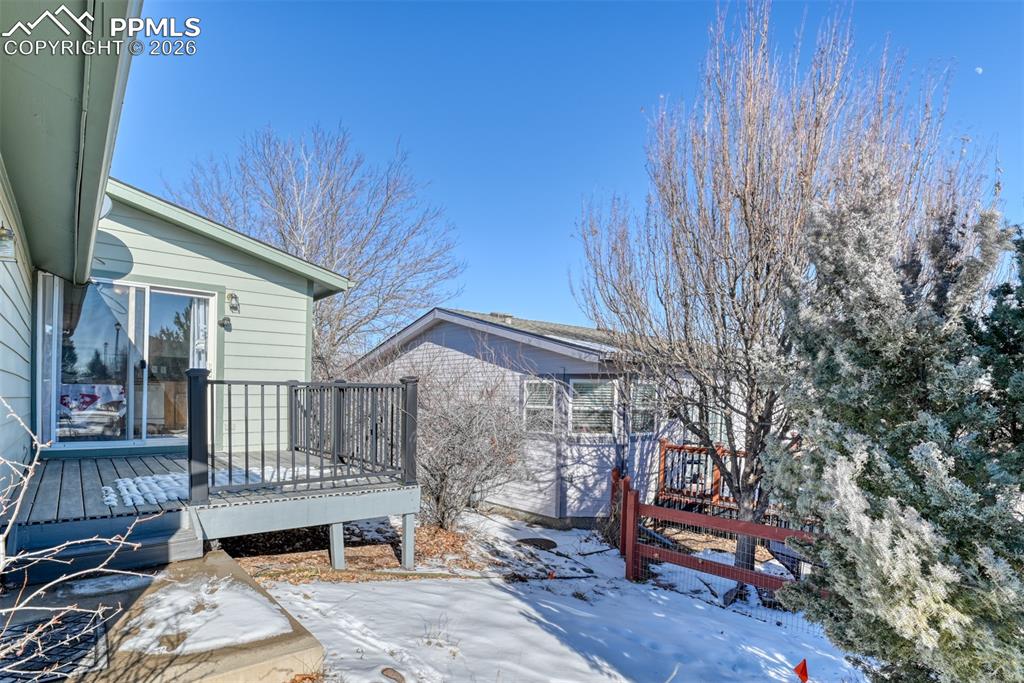 Image 34 of 37: Deck