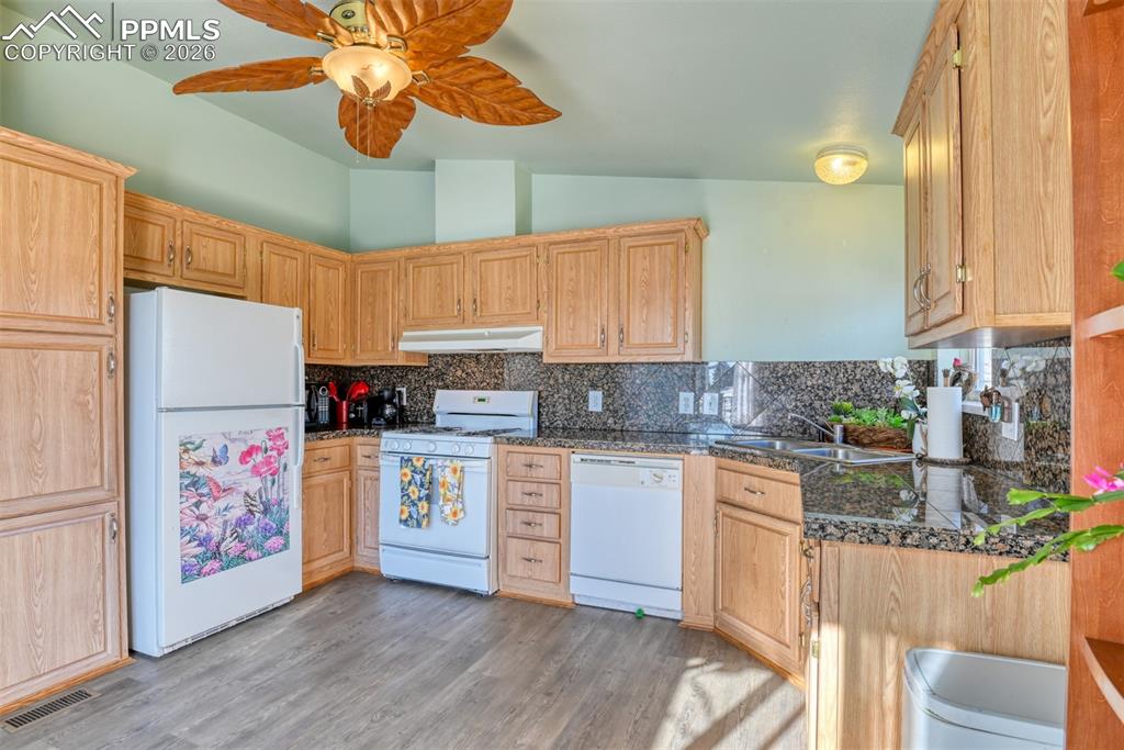 Image 7 of 37: Kitchen