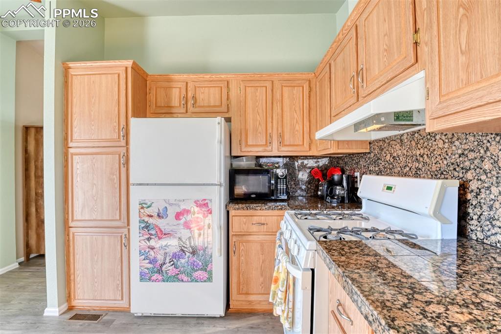 Image 8 of 37: Kitchen