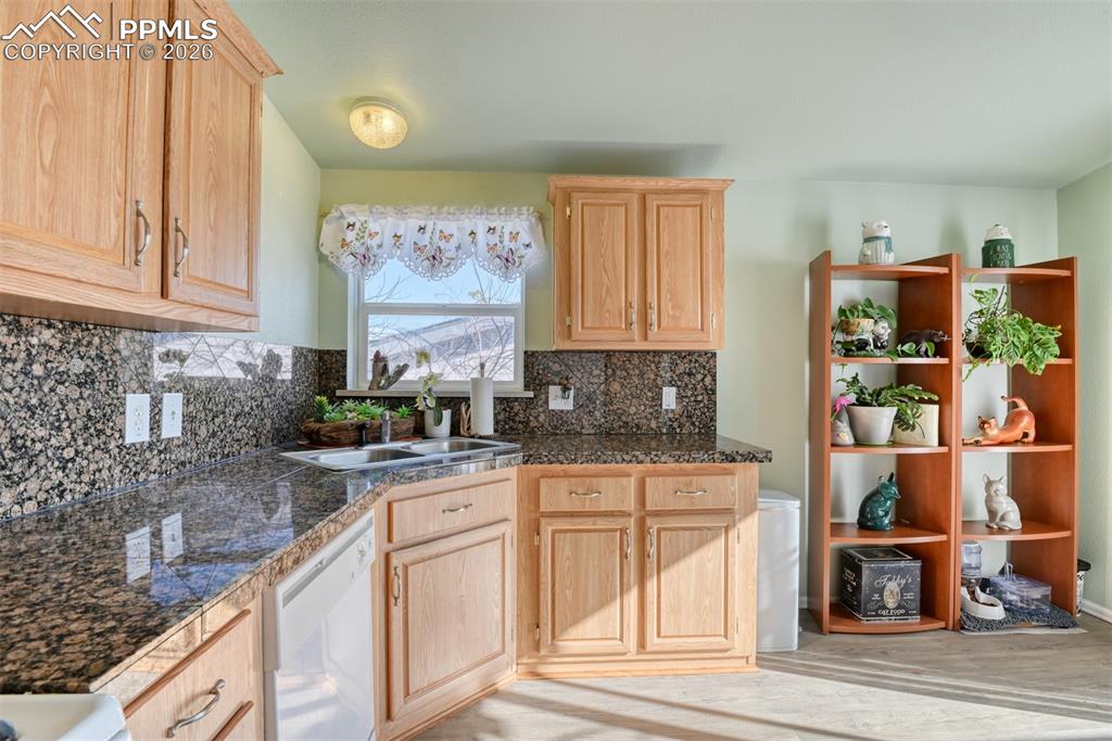 Image 9 of 37: Kitchen