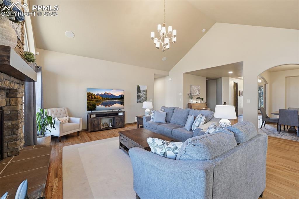 Image 19 of 50: Living Room