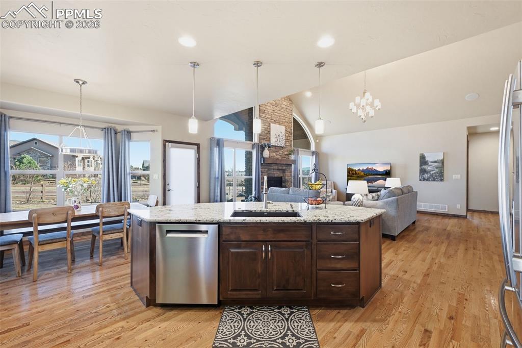 Image 23 of 50: Kitchen