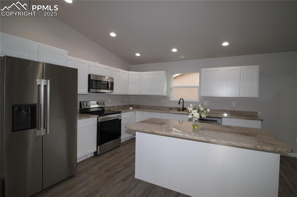 Image 16 of 49: Kitchen