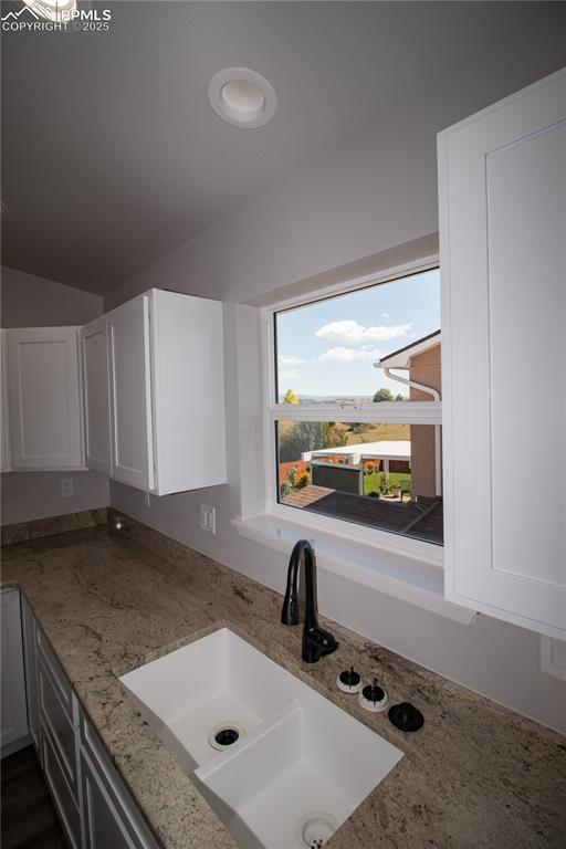 Image 17 of 49: Kitchen