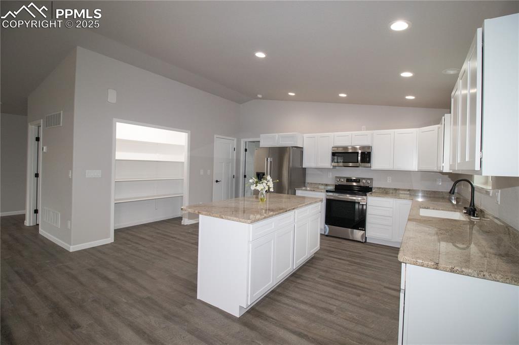 Image 18 of 49: Kitchen