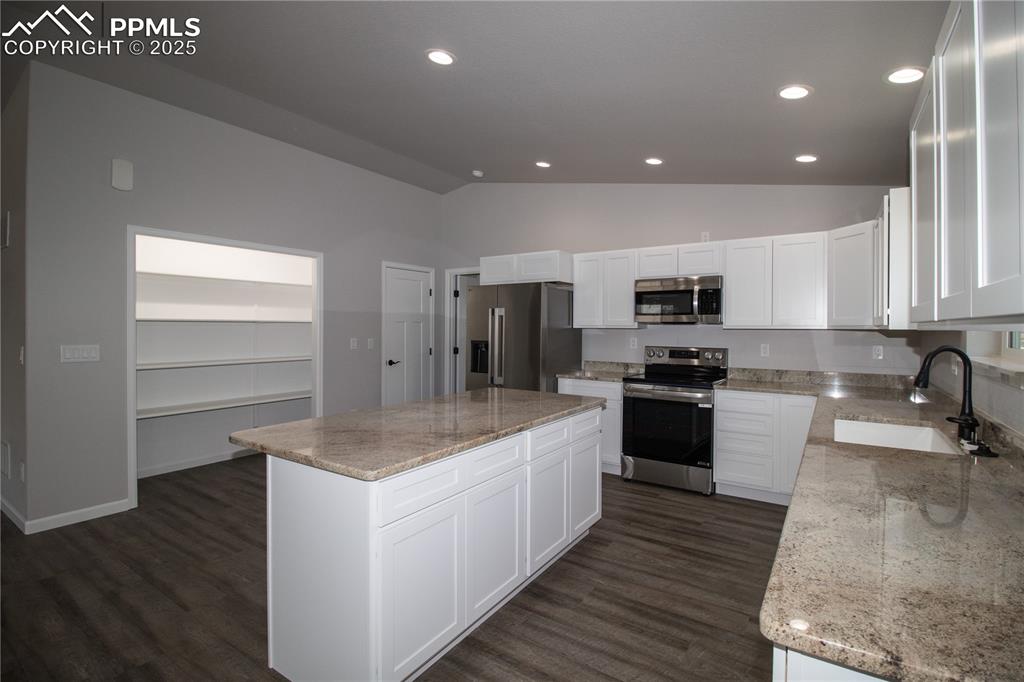 Image 21 of 49: Kitchen