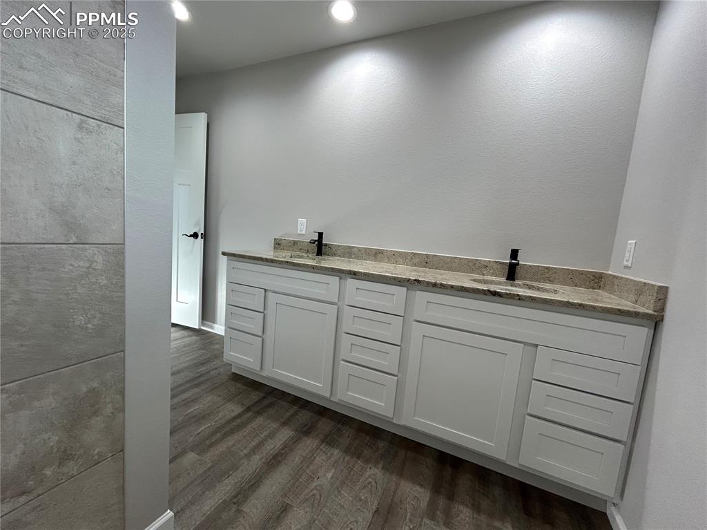 Image 32 of 49: Bathroom