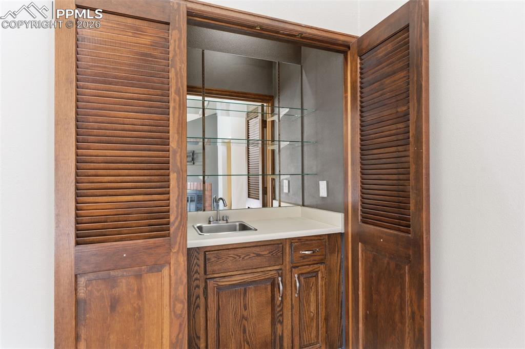 Image 14 of 35: Wet bar in the living room 