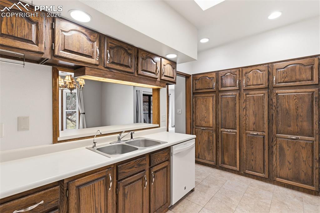 Image 18 of 35: Lots of storage, natural light and a water filtration system