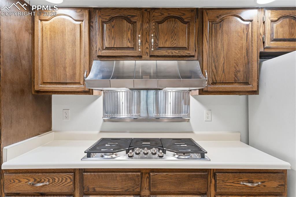 Image 19 of 35: Gas range