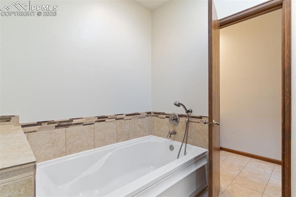 Image 23 of 35: Oversized soaker tub