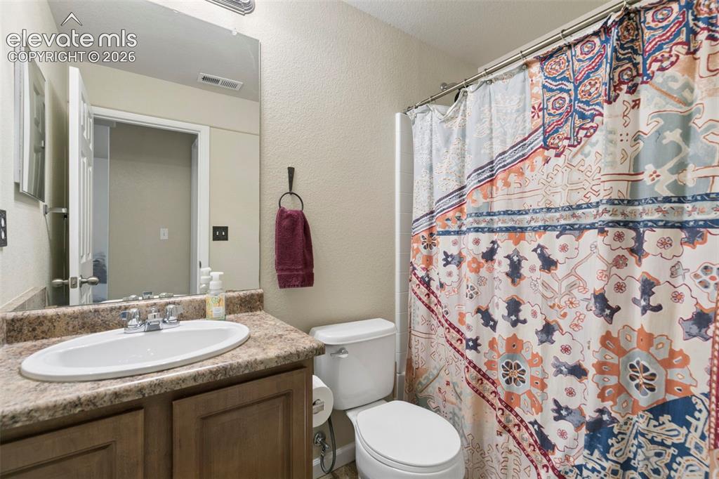Image 38 of 49: Bathroom