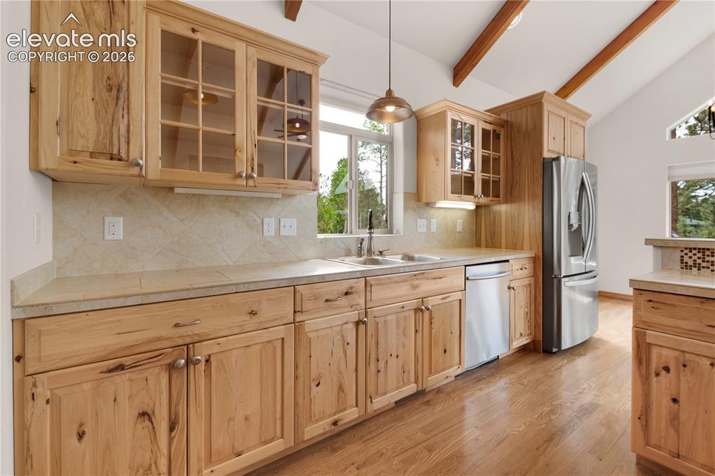 Image 14 of 43: Kitchen